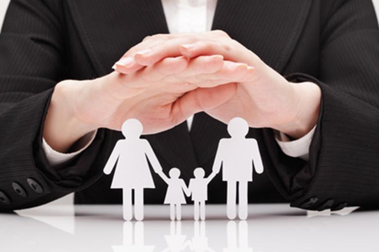 Postacie ludzi wycięte z&nbsp;papieru